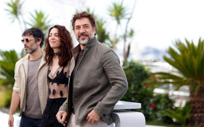 Rodrigo Sorogoyen, Vicky Victoria Luengo and Javier Bardem at the El Ser Querido The Beloved photocall at the 79th annual Cannes Film Festival at Palais des Festivals on May 17, 2026 in Cannes, France Jacovides Moreau Bestimage El Ser Querido The Beloved photocall at the 79th annual Cannes Film Festival at Palais des Festivals on May 17, 2026 in Cannes, France Cannes France  Copyright: xJACOVIDES-MOREAUx xBESTIMAGExJACOVIDES-MOREAUx xBESTIMAGEx