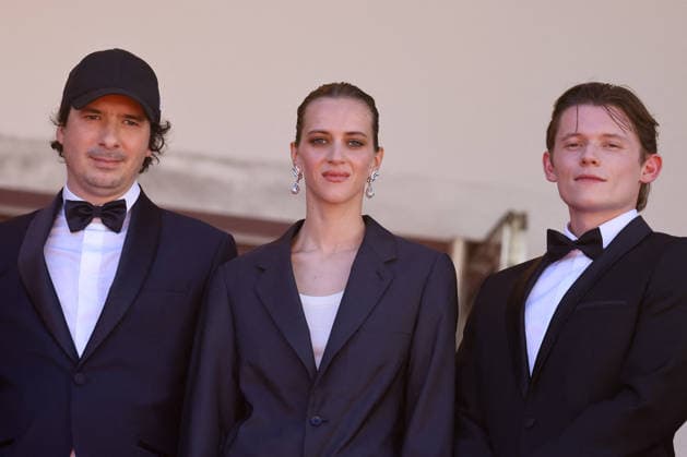Olivier Demangel, Hortense de Gromard, Max Warburton Montée des marches du film Moulin lors du 79ème Festival International du Film de Cannes, le 17 mai 2026 Jacovides Moreau Bestimage Red carpet for Moulin at the 79th Cannes International Film Festival on May 17, 2026 Cannes France  Copyright: xJACOVIDES-MOREAUx xBESTIMAGExJACOVIDES-MOREAUx xBESTIMAGEx
