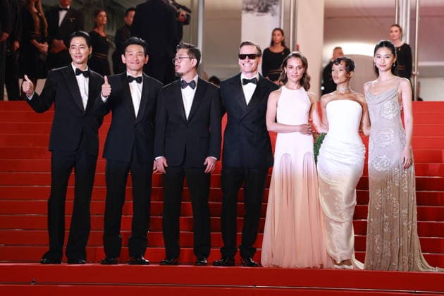 Cannes - Hope Red Carpet (L-R) Go Soo, Hwang Jeong-min, Na Hong-jin, Michael Fassbender, Alicia Vikander, Taylor Russell and Hoyeon attend the Hope screening on the red carpet during the 79th annual Cannes Film Festival at Palais des Festivals on May 17, 2026 in Cannes, France. Photo by Jerome Domine ABACAPRESS.COM Cannes France  Copyright: xDominexJerome ABACAx