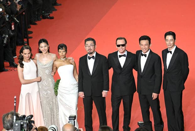 79ème Festival International du Film de Cannes Montée des marches du film Hope 79th International Cannes Film Festival Red Carpet with Hope cast 456270 2026 05 17 Fassbender, Michael Vikander, Alicia Soo, Go Jeong min, Hwang Hong Jin, Na Russell, Taylor Jung, Hoyeon  Copyright: xSergexArnalx xStarfacex STAR_456270_001