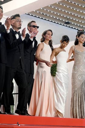 79ème Festival International du Film de Cannes Montée des marches du film Hope 79th International Cannes Film Festival Red Carpet with Hope cast 456270 2026 05 17 Vikander, Alicia Russell, Taylor Fassbender, Michael Hong Jin, Na  Copyright: xSergexArnalx xStarfacex STAR_456270_003