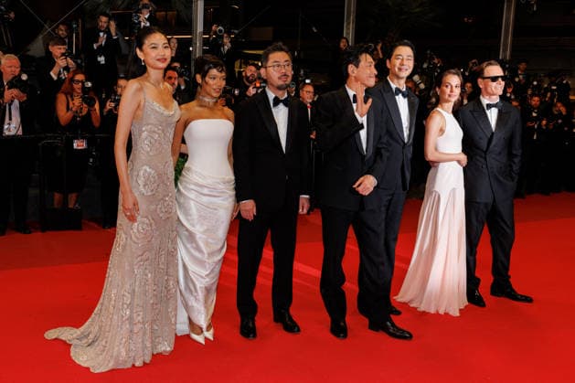 Hoyeon Jung, Taylor Russell, Na Hong jin, Hwang Jeong min, Go Soo, Alicia Vikander, Michael Fassbender Montée des marches du film Hope lors du 79ème Festival International du Film de Cannes, le 17 mai 2026 Jacovides Moreau Bestimage Red carpet for Hope at the 79th Cannes International Film Festival on May 17, 2026 Cannes France  Copyright: xJACOVIDES-MOREAUx xBESTIMAGExJACOVIDES-MOREAUx xBESTIMAGEx