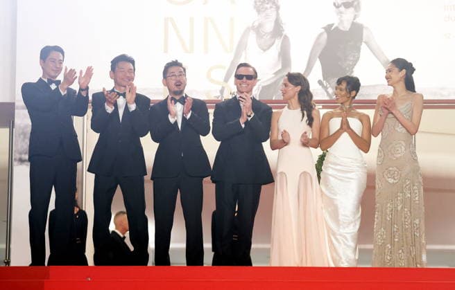 Go Soo, Hwang Jeong min, Na Hong jin, Michael Fassbender, Alicia Vikander, Taylor Russell, Hoyeon Jung Montée des marches du film Hope lors du 79ème Festival International du Film de Cannes, le 17 mai 2026 Jacovides Moreau Bestimage Red carpet for Hope at the 79th Cannes International Film Festival on May 17, 2026 Cannes France  Copyright: xJACOVIDES-MOREAUx xBESTIMAGExJACOVIDES-MOREAUx xBESTIMAGEx