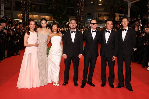 Alicia Vikander, Hoyeon Jung, Taylor Russell, Na Hong jin, Michael Fassbender, Hwang Jeong min, Go Soo Montée des marches du film Hope lors du 79ème Festival International du Film de Cannes, le 17 mai 2026 Jacovides Moreau Bestimage Red carpet for Hope at the 79th Cannes International Film Festival on May 17, 2026 Cannes France  Copyright: xJACOVIDES-MOREAUx xBESTIMAGExJACOVIDES-MOREAUx xBESTIMAGEx