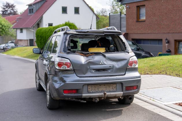 Entflohener Jungbulle greift PKW an Betäubung scheitert Jäger muss Tier erlegen Am 17.05.2026 sorgte ein entlaufener und aufgebrachter Jungbulle in Brachttal-Hellstein für einen Einsatz von Polizei, Feuerwehr und der Tierrettungseinheit des Main-Kinzig-Kreises. Das Tier sprang in das Heck eines Fahrzeugs und verletzte einen Radfahrer leicht. Ein erster Betäubungsversuch durch einen Tierarzt scheiterte, woraufhin der Bulle in den Wald Richtung Birstein flüchtete. Nach einer Suche unter Einsatz von zwei privaten Drohnen und zwei Hunden wurde das Tier am Waldrand zwischen Hellstein und Untersotzbach aufgefunden. Aufgrund seines Zustands musste ein Jäger den Bullen erlegen. Brachttal Hellstein Hessen Deutschland *** Escaped young