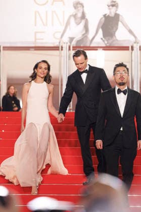Alicia Vikander, Michael Fassbender and Na Hong jin Descente des marches du film Hope lors du 79ème Festival International du Film de Cannes le 17 mai 2026 Moreau Jacovides Bestimage The red carpet for the film Hope at the 79th Cannes International Film Festival on 17 May 2026 Cannes France  Copyright: xJACOVIDES-MOREAUx xBESTIMAGExJACOVIDES-MOREAUx xBESTIMAGEx