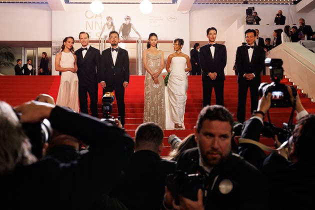 Alicia Vikander, Michael Fassbender, Na Hong jin, Hoyeon Jung, Taylor Russell, Go Soo et Hwang Jeong min Descente des marches du film Hope lors du 79ème Festival International du Film de Cannes le 17 mai 2026 Moreau Jacovides Bestimage The red carpet for the film Hope at the 79th Cannes International Film Festival on 17 May 2026 Cannes France  Copyright: xJACOVIDES-MOREAUx xBESTIMAGExJACOVIDES-MOREAUx xBESTIMAGEx