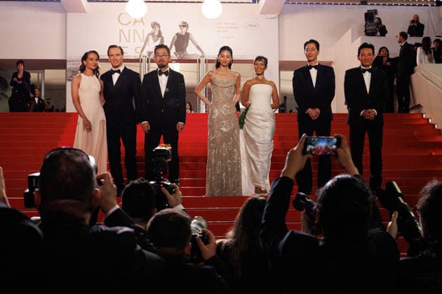 Alicia Vikander, Michael Fassbender, Na Hong jin, Hoyeon Jung, Taylor Russell, Go Soo et Hwang Jeong min Descente des marches du film Hope lors du 79ème Festival International du Film de Cannes le 17 mai 2026 Moreau Jacovides Bestimage The red carpet for the film Hope at the 79th Cannes International Film Festival on 17 May 2026 Cannes France  Copyright: xJACOVIDES-MOREAUx xBESTIMAGExJACOVIDES-MOREAUx xBESTIMAGEx