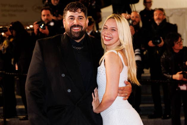 Artus et sa compagne Kim Higelin Montée des marches du film Jim Queen lors du 79ème Festival International du Film de Cannes le 18 mai 2026 Moreau Jacovides Bestimage The red carpet for the film Jim Queen at the 79th Cannes International Film Festival on 18 May 2026 Cannes France  Copyright: xJACOVIDES-MOREAUx xBESTIMAGExJACOVIDES-MOREAUx xBESTIMAGEx