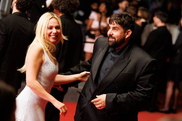 Artus et sa compagne Kim Higelin Montée des marches du film Jim Queen lors du 79ème Festival International du Film de Cannes le 18 mai 2026 Moreau Jacovides Bestimage The red carpet for the film Jim Queen at the 79th Cannes International Film Festival on 18 May 2026 Cannes France  Copyright: xJACOVIDES-MOREAUx xBESTIMAGExJACOVIDES-MOREAUx xBESTIMAGEx