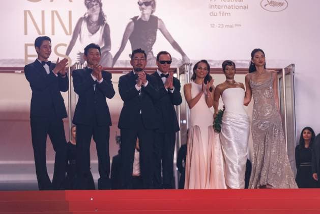Red carpet of HOPE at the 79th Cannes Film Festival in Cannes, France - 17 May 2026 (L-R) Go Soo, Hwang Jeong-min, Na Hong-jin, Michael Fassbender, Alicia Vikander, Taylor Russell and Hoyeon Jung attend the red carpet of Hope at the 79th Cannes Film Festival. Cannes France Copyright: xMarcoxBaradax xSOPAxImagesx 20260517_RED CARPET GARANCE-32
