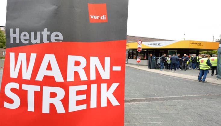 Streik bei Nahverkehrsunternehmen HEAG 18.05.2026 Ausgesuchte Straßenbahnlinien und Buslinien stehen am Montag (18.) ab 3 Uhr aufgrund des Warnstreiks im Tarifkonflikt mit HEAG mobilo und HEAG mobibus still. Die Gewerkschaft VERDI fordert Entgelterhöhungen für Auszubildende sowie für 830 Beschäftigte hier Streikposten am Eingang vom Firmengelände Darmstadt Hessen Deutschland *** Strike at local transport company HEAG 18 05 2026 Selected streetcar and bus lines will come to a standstill on Monday 18 from 3 a.m. due to the warning strike in the wage dispute with HEAG mobilo and HEAG mobibus The VERDI union is demanding pay rises for trainees and for 830 employees here Picket at the entrance to the company premises Darmstadt Hesse Germ