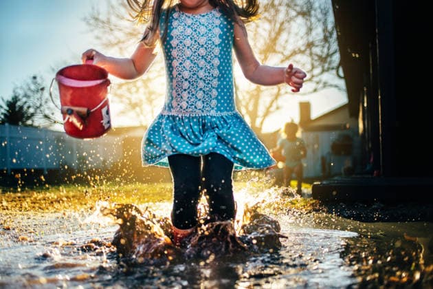 IMAGO Creative, Jahreszeit Sommer, Regen, Sommerregen Girl Jumping in Rain Puddle with Backlight Oklahoma City, Oklahoma, United States CR_KRRY260517-2015303-01 ,model released, Symbolfoto