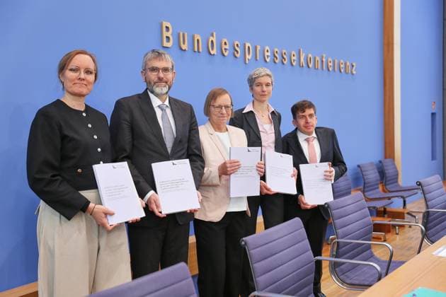 Berlin, Deutschland, 18.05.2026: Bundespressekonferenz: Veröffentlichung Prüfbericht zur Berechnung der deutschen Treibhausgasemissionen 2025 und 2026: L-R: Tanja Kneiske, Marc-Oliver Bettzüge, Barbara Schlomann, Tanja Kneiske, Allister Loder *** Berlin, Germany, 18 05 2026 Federal Press Conference Publication of review report on the calculation of German greenhouse gas emissions in 2025 and 2026 L R Tanja Kneiske, Marc Oliver Bettzüge, Barbara Schlomann, Tanja Kneiske, Allister Loder Copyright: xdtsxNachrichtenagenturx dts_119140