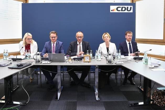 Berlin, Deutschland, 18.05.2026: Konrad-Adenauer-Haus: CDU-Bundesvorstandssitzung: L-R: Stv. Generalsekretärin Christina Stumpp (CDU), Generalsekretär Carsten Linnemann (CDU), Bundeskanzler Friedrich Merz (CDU), Bundesministerin für Bildung, Familie, Senioren, Frauen und Jugend Karin Prien (CDU), Ministerpräsident von Sachsen Michael Kretschmer (CDU) *** Berlin, Germany, 18 05 2026 Konrad Adenauer Haus CDU Federal Executive Committee Meeting L R Stv Secretary General Christina Stumpp CDU , Secretary General Carsten Linnemann CDU , Federal Chancellor Friedrich Merz CDU , Federal Minister of Education, Family, Senior Citizens, Women and Youth Karin Prien CDU , Minister President of Saxony Michael Kretschmer CDU Copyright: xdtsxNachrichtenagenturx dts_119146