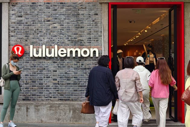 Lululemon Store A huge tennis decoration outside a Lululemon flagship store attracts customers in Shanghai, China on May 18, 2026. Shanghai Shanghai China  Copyright: xCFOTOx i1779127309918