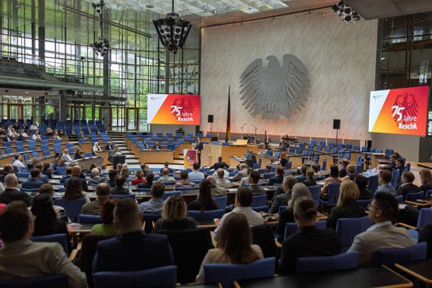 Festakt 75 Jahre Beschaffungsamt des BMI in Bonn Rede von Staatssekretär im BMI Sebastian WÜSTE - Festakt zum 75-jährigen Bestehen des Beschaffungsamtes des BMI im ehemaligen Plenarsaal des Deutschen Bundestages, der heute Teil des World Conference Center Bonn ist. Das Beschaffungsamt gilt als größter ziviler Beschaffer des Bundes und beschafft unter anderem für das Technische Hilfswerk. Bonn Gronau Rheinland-Pfalz Deutschland *** 75th anniversary of the Procurement Office of the Federal Ministry of the Interior in Bonn Speech by State Secretary Sebastian WÜSTE Celebration of the 75th anniversary of the Procurement Office of the Federal Ministry of the Interior in the former plenary chamber of the German Bundestag, which is now part o Copyright: xMarcxJohnx