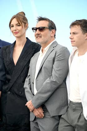 79ème Festival International du Film de Cannes Photocall of the film Moulin 79th International Film Festival of Cannes Photocall of the film Moulin 456301 2026 05 18 Lellouche, Gilles Bourgoin, Louise Lefebvre, Felix  Copyright: xSergexArnalx xStarfacex STAR_456301_004