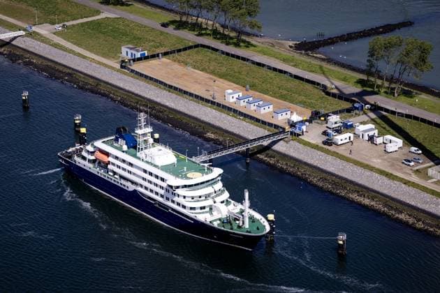 ROTTERDAM - Aerial photo of the cruise ship m v Hondius upon arrival in the port of Rotterdam. There are still 27 people on board, including Dutch nationals. The dangerous Andean variant of the hantavirus broke out on the cruise ship. ROBIN VAN LONKHUIJSEN ANP netherlands out - belgium out  Copyright: xx x558654274x originalFilename: 558654274.jpg