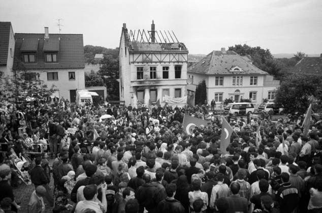 Deutschland, Solingen, 30.05.1993 F: 04-57-19 Brandanschlag auf türkisches Haus Foto: die Ruine des ausgebrannten Hauses Fuer Ihr Archiv! Fuer Ihr Archiv! *** Germany, Solingen, 30 05 1993 F 04 57 19 Arson attack on Turkish house Photo of the ruins of the burnt-out house For your archive For your archive