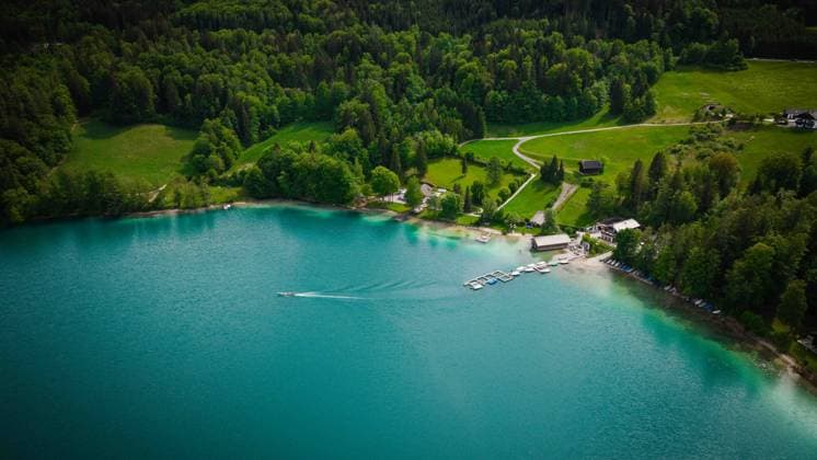 18.05.2026, Fuschl am See, AUT, Unterwegs in Salzburg, Symbolbild, Themenbild, Verschiedene Themenbilder, ORTSREPORTAGE, im Bild Schloss Fuschl, Fuschlsee, Schloss Fuschl, Rosewood Hotel Schloss Fuschl am Fuschlsee, Hof near Salzburg, Salzkammergut, Austria, Bezirk Salzburg-Umgebung, 5330, Verschiedene Ansichten, Ortsansicht, Fuschlsee, *** 18 05 2026, Fuschl am See, AUT, On the way in Salzburg, Symbolic picture, Theme picture, Various theme pictures, LOCAL REPORTAGE, in the picture Fuschl Castle, Fuschlsee, Fuschl Castle, Rosewood Hotel Schloss Fuschl am Fuschlsee, Hof near Salzburg, Salzkammergut, Austria, Salzburg district, 5330, Various views, View of the town, Fuschlsee,