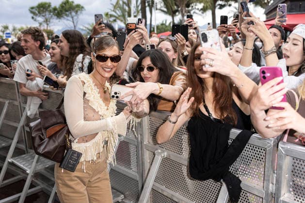 Celebrity, Internationale Filmfestspiele von Cannes, Stars am Hotel Martinez Cannes Bella Hadid exits Martinez MP Cannes, France- May 18: Bella Hadid arrives to the Martinez Hotel during 79th Festival of Cannes, on May 18, 2026 in Cannes, France. Photo by Marco Piovanotto Abacapress.com Cannes France  Copyright: xPiovanottoxMarco ABACAx
