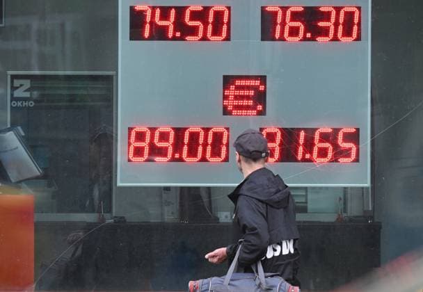 Russia Economy 9168313 18.05.2026 A man looks at the board showing currency exchange rates for the U.S. dollar and the euro against the Russian rouble in Moscow, Russia. The dollar cross rate, which serves as a benchmark for the over-the-counter market, fell below 72 rubles for the first time since February 8, 2023, according to trading data. Ilya Pitalev Sputnik Moscow Russia  Copyright: xIlyaxPitalevx