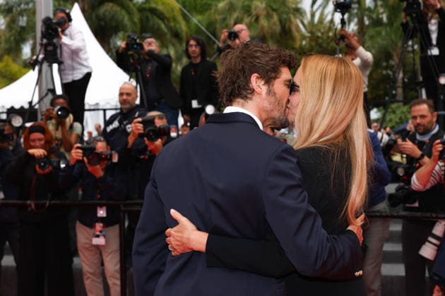 Internationale Filmfestspiele von Cannes, The Unknown Premiere #4 May 18, 2026, Cannes, Cote D azur, France: NIELS SCHNEIDER and VIRGINIE EFIRA kiss on the red carpet for the screening of THE UNKNOWN at the 79th Annual Cannes Film Festival at Palais des Festivals in Cannes, France Cannes France - ZUMAc179 20260518_zep_c179_027 Copyright: xMickaelxChavetx