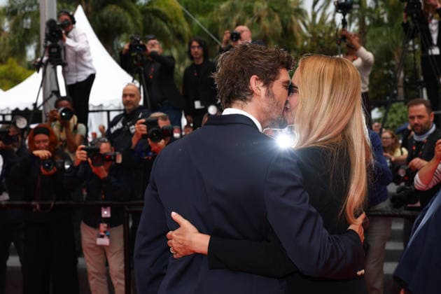 Internationale Filmfestspiele von Cannes, The Unknown Premiere #4 May 18, 2026, Cannes, Cote D azur, France: NIELS SCHNEIDER and VIRGINIE EFIRA kiss on the red carpet for the screening of THE UNKNOWN at the 79th Annual Cannes Film Festival at Palais des Festivals in Cannes, France Cannes France - ZUMAc179 20260518_zep_c179_028 Copyright: xMickaelxChavetx