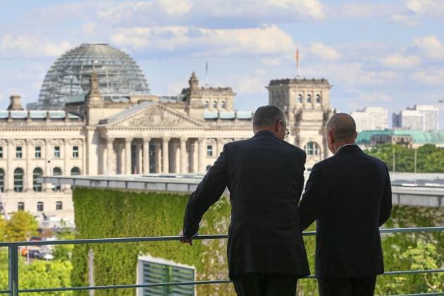 Berlin, Deutschland, 18.05.2026: Bundeskanzleramt: Empfang des Ministerpräsidenten von Bulgarien: Bundeskanzler Friedrich Merz (CDU) schauen sich auf der Terrasse das Reichstagsgebäude an und plaudern *** Berlin, Germany, 18 05 2026 Federal Chancellery Reception of the Prime Minister of Bulgaria Federal Chancellor Friedrich Merz CDU look at the Reichstag building on the terrace and chat Copyright: xdtsxNachrichtenagenturx dts_119181
