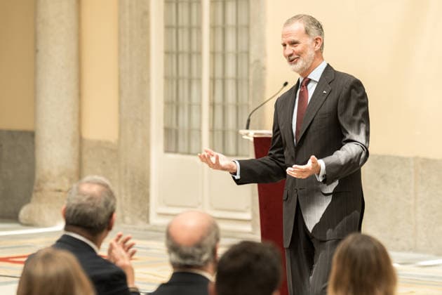 The King presents the 10th Enrique V Iglesias Award for the Development of the Ibero-American Business Space King Felipe VI presents the 10th Enrique V Iglesias Award for the Development of the Ibero-American Business Space to the Luksic family for their business career, at the Royal Palace of El Pardo, on May 18, 2026, in Madrid Spain The award highlights the work of personalities who contribute in an extraordinary way to the evolution and development of the Ibero-American countries The Luksic family has been recognized for its enormous business career in Chile, where today it has participation in mining, banking, transportation, beverages, manufacturing and energy, where it currently has interests in mining, banking, transportation, beve Copyright: xDiegoxRadamà sx 7531947