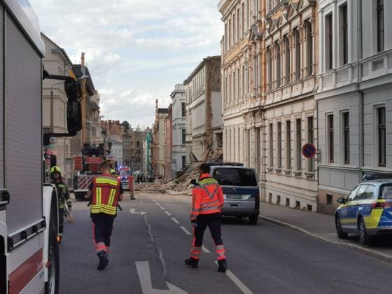 Görlitz,James-von-Moltke-Straße. Wohnhaus eingestürzt. Vorausgegangen war offenbar eine Explosion. Feuerwehr und Rettungsdienst sind vor Ort. Der Bereich der James-von-Moltke-Straße ist weiträumig abgesperrt. Görlitz, 18.05.2026 *** Görlitz,James von Moltke Straße Residential building collapsed Apparently preceded by an explosion Fire and rescue services are on site The area of James von Moltke Straße is cordoned off Görlitz, 18 05 2026 Copyright: xMatthiasxWehnertx