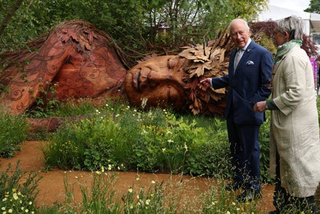 . 18 05 2026. London, United Kingdom. King Charles III talks with designer Sarah Eberle in The Campaign to Protect Rural England s On the Edge Garden at the Chelsea Flower Show in London.  xPoolx xi-Imagesx IIM-26784-0024