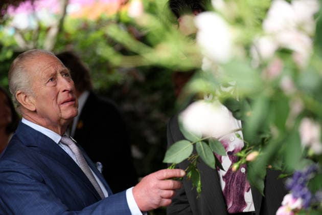 King Charles III attends the 2026 RHS Chelsea Flower Show Britain s King Charles III looks at a display of The King s Rose, by David Austin Roses, on the press day ahead of the 2026 RHS Chelsea Flower Show in London on May 18, 2026., Credit:ADRIAN DENNIS PA ROTA - B68 Avalon United Kingdom, London  Copyright: xADRIANxDENNISx xPAxROTAx-xB68x xAvalonx 1100160117