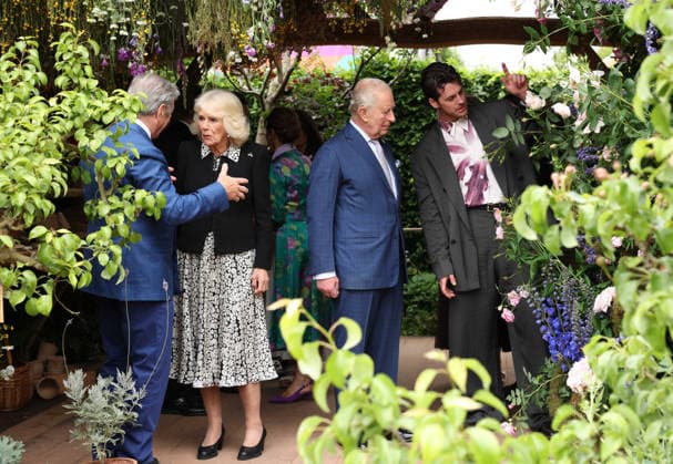 King Charles III attends the 2026 RHS Chelsea Flower Show Britain s King Charles III (2L) talks with floral artist Hamish Powell (R), as they look at a display including the King s Rose, as Britain s Queen Camilla (2L) talks with gardener Alan Titchmarsh, at the 2026 RHS Chelsea Flower Show in London on May 18, 2026., Credit:ADRIAN DENNIS PA ROTA - B68 Avalon United Kingdom, London  Copyright: xADRIANxDENNISx xPAxROTAx-xB68x xAvalonx 1100160246
