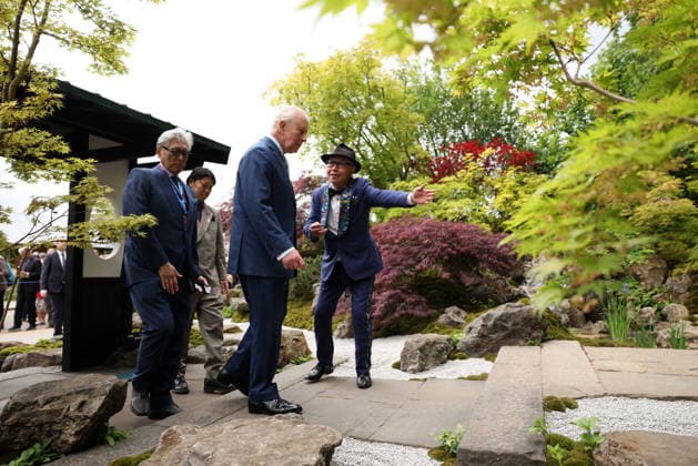King Charles III attends the 2026 RHS Chelsea Flower Show Designer Kazuyuki Ishihara (C) gestures as Britain s King Charles III arrives to visit his Tokonoma Garden - Sanumaya no Niwa on the press day ahead of the 2026 RHS Chelsea Flower Show in London on May 18, 2026., Credit:ADRIAN DENNIS PA ROTA - B68 Avalon United Kingdom, London  Copyright: xADRIANxDENNISx xPAxROTAx-xB68x xAvalonx 1100160312