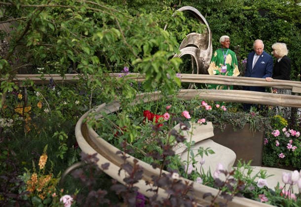 King Charles III attends the 2026 RHS Chelsea Flower Show Britain s King Charles III and Britain s Queen Camilla talk with designer Arit Anderson as they view the Parkinson s UK A Garden for Every Parkinson s Journey garden, at the 2026 RHS Chelsea Flower Show in London on May 18, 2026., Credit:ADRIAN DENNIS PA ROTA - B68 Avalon United Kingdom, London  Copyright: xADRIANxDENNISx xPAxROTAx-xB68x xAvalonx 1100160401