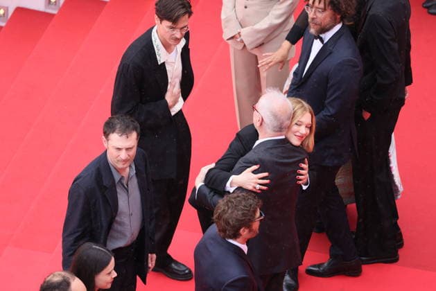 Arthur Harari, Lucas Harari, Niels Schneider, Léa Seydoux et Thierry Frémaux Montée des marches du film Linconnue lors du 79ème Festival International du Film de Cannes, le 18 mai 2026 Franck Boutonnet Pool Bestimage Red carpet for The unknown at the 79th Cannes International Film Festival on May 18, 2026 Cannes France  Copyright: xFranckxBoutonnetx xPoolx xBestimagexFranckxBoutonnetx xPoolx xBestimagex