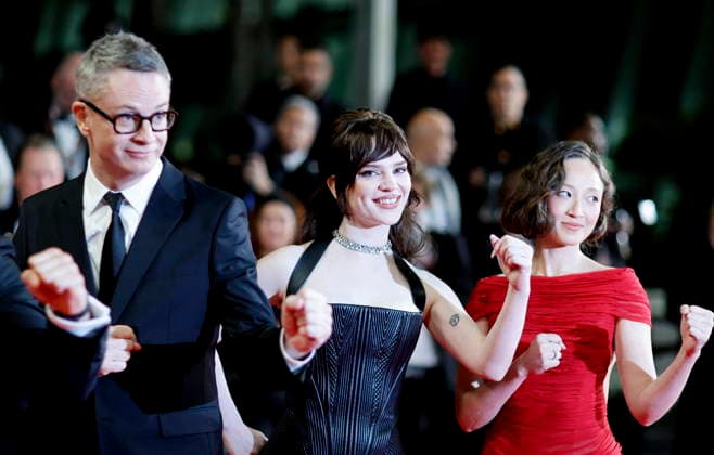 Nicolas Winding Refn, Sophie Thatcher et Havana Rose Liu Montée des marches du film Her private hell lors du 79ème Festival International du Film de Cannes, le 18 mai 2026 Jacovides Moreau Bestimage Red carpet for Her private hell at the 79th Cannes International Film Festival on May 18, 2026 Cannes France  Copyright: xJACOVIDES-MOREAUx xBESTIMAGExJACOVIDES-MOREAUx xBESTIMAGEx