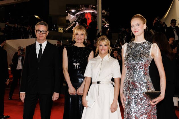 Nicolas Winding Refn, Liv Corfixen, Lizzielou Corfixen et Lola Corfixen Montée des marches du film Her private hell lors du 79ème Festival International du Film de Cannes, le 18 mai 2026 Jacovides Moreau Bestimage Red carpet for Her private hell at the 79th Cannes International Film Festival on May 18, 2026 Cannes France  Copyright: xJACOVIDES-MOREAUx xBESTIMAGExJACOVIDES-MOREAUx xBESTIMAGEx