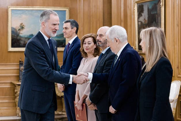 King Felipe VI greets the President of the Constitutional Court, Cándido Conde Pumpido, during the act of sanction of the reform of Article 69, Section 3 of the Spanish Constitution, at the Zarzuela Palace, on May 19, 2026, in Madrid Spain The reform of Section 3 of Article 69 of the Spanish Constitution will allow the island of Formentera to elect its own senator, independently of the senator elected by the island of Eivissa 19 MAY 2026 Carlos Lujá Carlos Lujá Madrid Madrid Spain  Copyright: xCarlosxLujanx 7533379