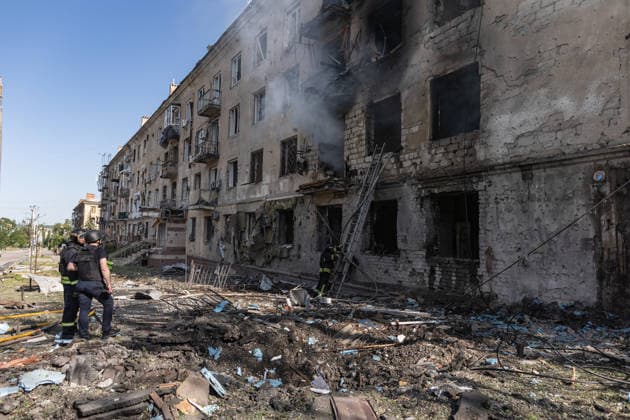 Russian attack on Ukraine s Kramatorsk KRAMATORSK, UKRAINE - MAY 19: Ukrainian emergency services extinguish a fire in a residential building following a Russian air strike using KAB bombs in Kramatorsk, Ukraine on May 19, 2026. Diego Herrera Carcedo Anadolu Kramatorsk Ukraine. Editorial use only. Please get in touch for any other usage.  Copyright: x2026xAnadoluxDiegoxHerreraxCarcedox