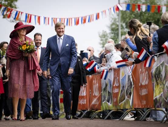 ILLIKHOVEN - King Willem-Alexander and Queen Maxima during a visit to the village of Illikhoven as part of the regional visit to the municipalities of Maasgouw, Echt-Susteren, Roerdalen, and Roermond. The village in the municipality of Echt-Susteren is the narrowest part of the Netherlands, where our country is less than five kilometers wide, sandwiched between Belgium and Germany. REMKO DE WAAL ANP netherlands out - belgium out  Copyright: xx x558733246x originalFilename: 558733246.jpg