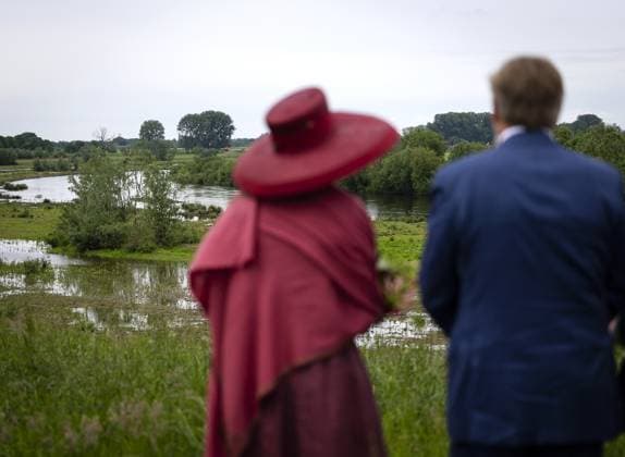 ILLIKHOVEN - King Willem-Alexander and Queen Maxima during a visit to the village of Illikhoven as part of the regional visit to the municipalities of Maasgouw, Echt-Susteren, Roerdalen, and Roermond. The village in the municipality of Echt-Susteren is the narrowest part of the Netherlands, where our country is less than five kilometers wide, sandwiched between Belgium and Germany. REMKO DE WAAL ANP netherlands out - belgium out  Copyright: xx x558733260x originalFilename: 558733260.jpg