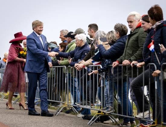 ILLIKHOVEN - King Willem-Alexander and Queen Maxima during a visit to the village of Illikhoven as part of the regional visit to the municipalities of Maasgouw, Echt-Susteren, Roerdalen, and Roermond. The village in the municipality of Echt-Susteren is the narrowest part of the Netherlands, where our country is less than five kilometers wide, sandwiched between Belgium and Germany. REMKO DE WAAL ANP netherlands out - belgium out  Copyright: xx x558733225x originalFilename: 558733225.jpg
