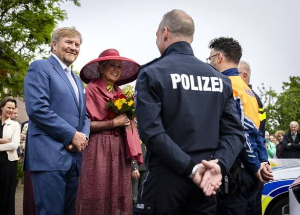 ILLIKHOVEN - King Willem-Alexander and Queen Maxima during a visit to the village of Illikhoven as part of the regional visit to the municipalities of Maasgouw, Echt-Susteren, Roerdalen, and Roermond. The village in the municipality of Echt-Susteren is the narrowest part of the Netherlands, where our country is less than five kilometers wide, sandwiched between Belgium and Germany. REMKO DE WAAL ANP netherlands out - belgium out  Copyright: xx x558734254x originalFilename: 558734254.jpg