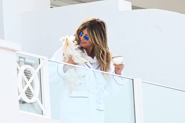 Cannes - Heidi Klum On The Balcony With Her Dog Heidi Klum on the balcony of her hotel with her dog Fritz during the 79th Cannes Film Festival, in Cannes, France on May 19, 2026. Photo by Florian Poitout ABACAPRESS.COM Cannes France  Copyright: xPoitoutxFlorian ABACAx
