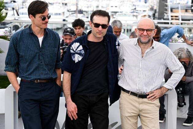 IPA84855770 - Cannes, 79th Cannes Film Festival 2026, Day 8. Photocall of the film L INCONNUE (THE UNKNOWN). Pictured are Arthur Harari, Lucas Harari, Vincent Poymiro  Copyright: xAlbertoxTerenghix xPoolxPhotoxEventsx07x 84855770
