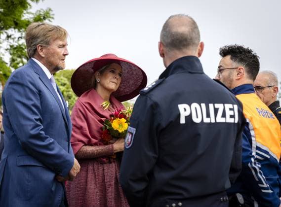 ILLIKHOVEN - King Willem-Alexander and Queen Maxima during a visit to the village of Illikhoven as part of the regional visit to the municipalities of Maasgouw, Echt-Susteren, Roerdalen, and Roermond. The village in the municipality of Echt-Susteren is the narrowest part of the Netherlands, where our country is less than five kilometers wide, sandwiched between Belgium and Germany. REMKO DE WAAL ANP netherlands out - belgium out  Copyright: xx x558734237x originalFilename: 558734237.jpg