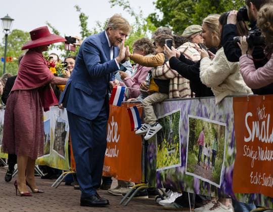 ILLIKHOVEN - King Willem-Alexander and Queen Maxima during a visit to the village of Illikhoven as part of the regional visit to the municipalities of Maasgouw, Echt-Susteren, Roerdalen, and Roermond. The village in the municipality of Echt-Susteren is the narrowest part of the Netherlands, where our country is less than five kilometers wide, sandwiched between Belgium and Germany. REMKO DE WAAL ANP netherlands out - belgium out  Copyright: xx x558734247x originalFilename: 558734247.jpg